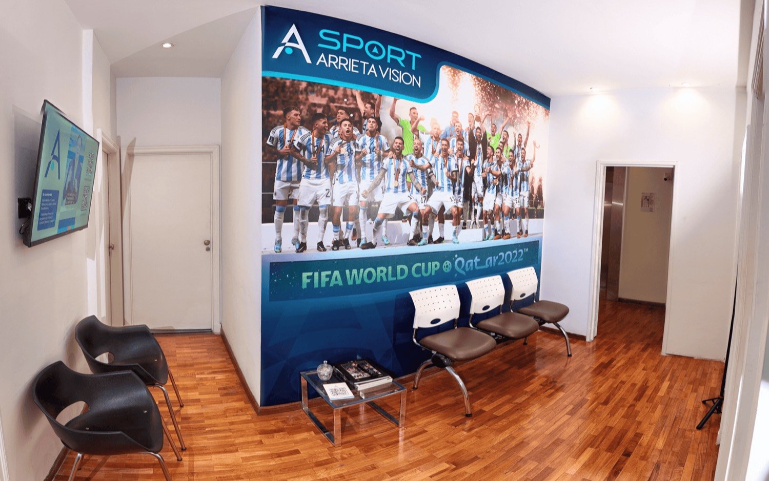Área deportiva de Arrieta Vision Sport en la sede de Recoleta, con una gigantografía de la Selección Argentina campeona del mundo.