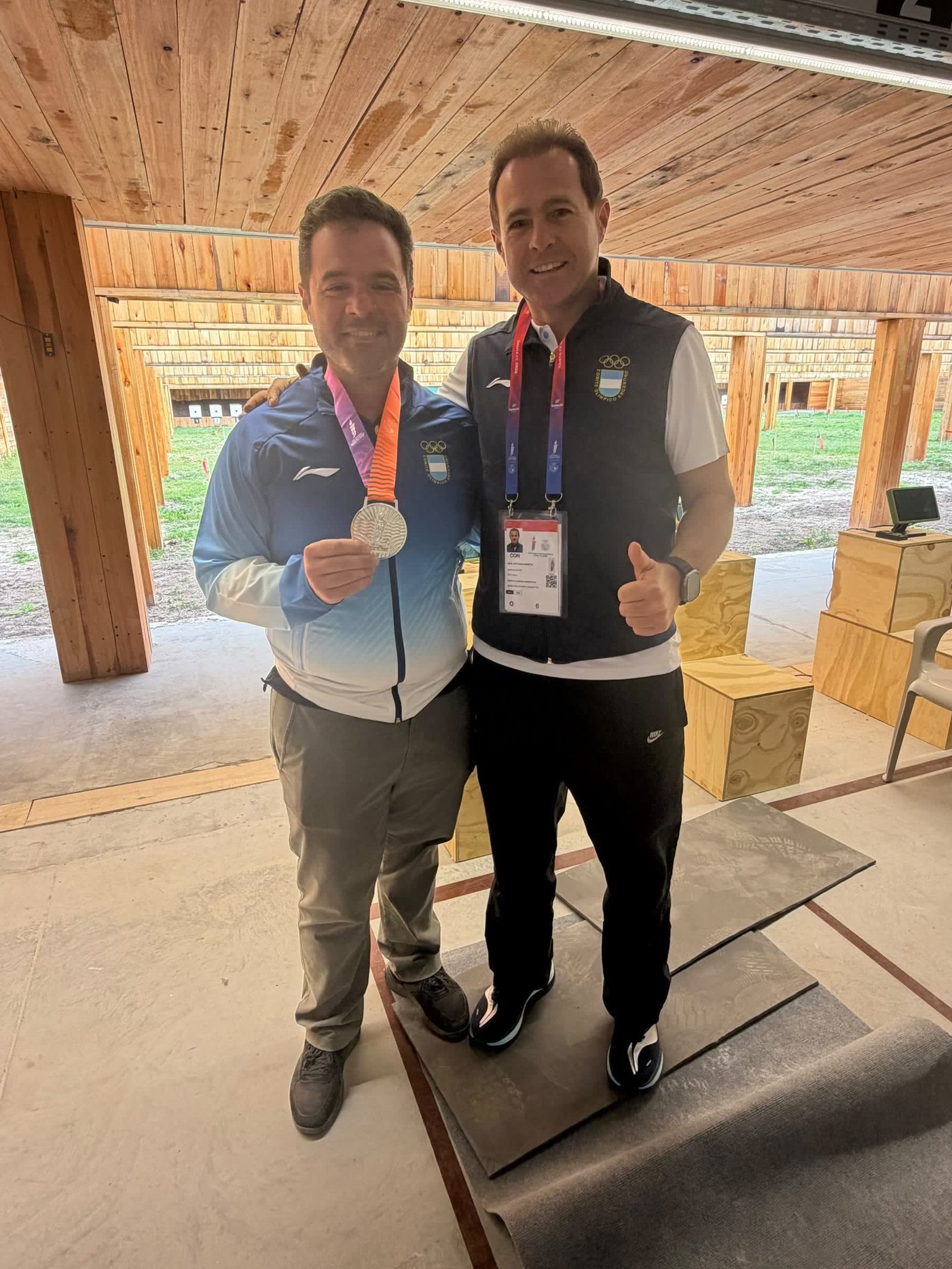 Federico Gil con su medalla junto al Dr. José Arrieta en el Centro Internacional de Tiro.
