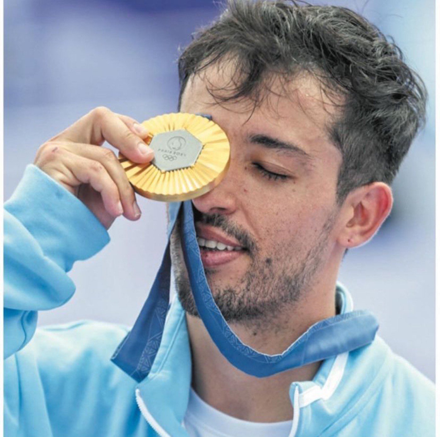 José Torres Gil se apoya la medalla de oro sobre el ojo.
