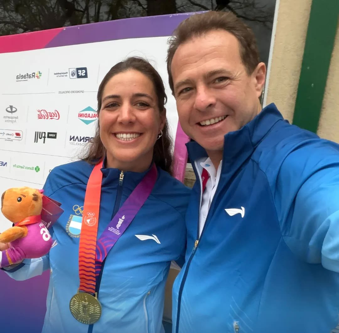 Lucía Falasca con su medalla de oro junto al Dr. José Arrieta en Santa Fe 2026.
