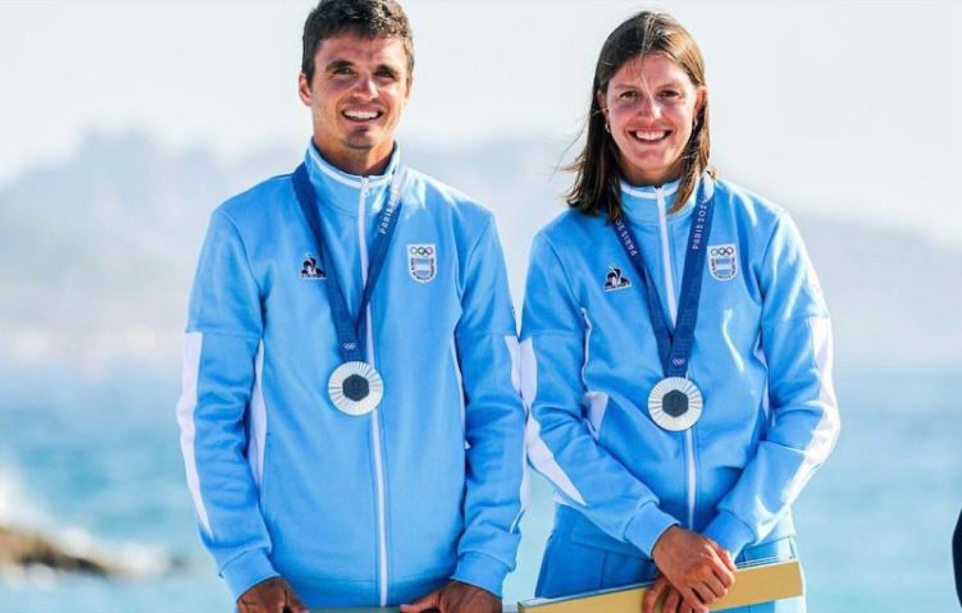 Mateo Majdalani y Eugenia Bosco con la medalla de plata olímpica de vela.