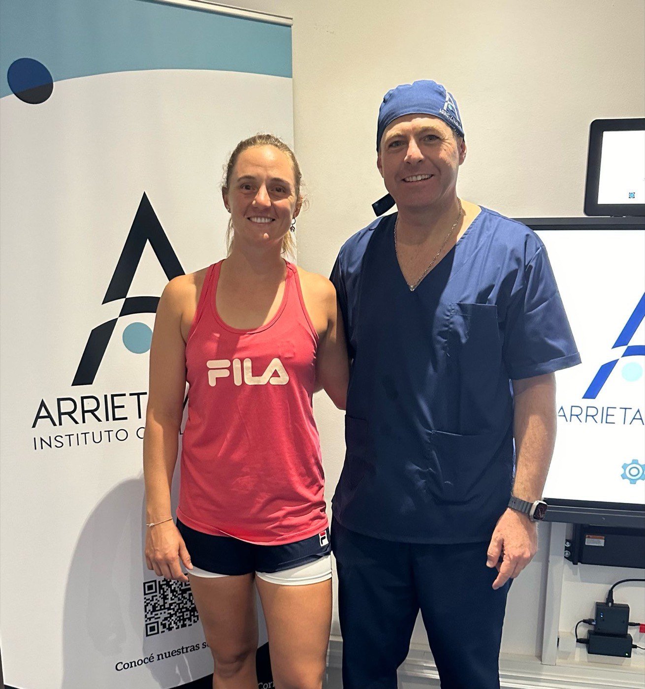 La tenista Nadia Podoroska junto al Dr. José Arrieta en la clínica.