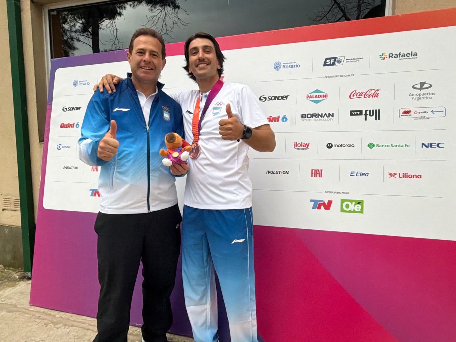 Pancho Guaragna con su medalla de bronce junto al Dr. José Arrieta en Santa Fe 2026.