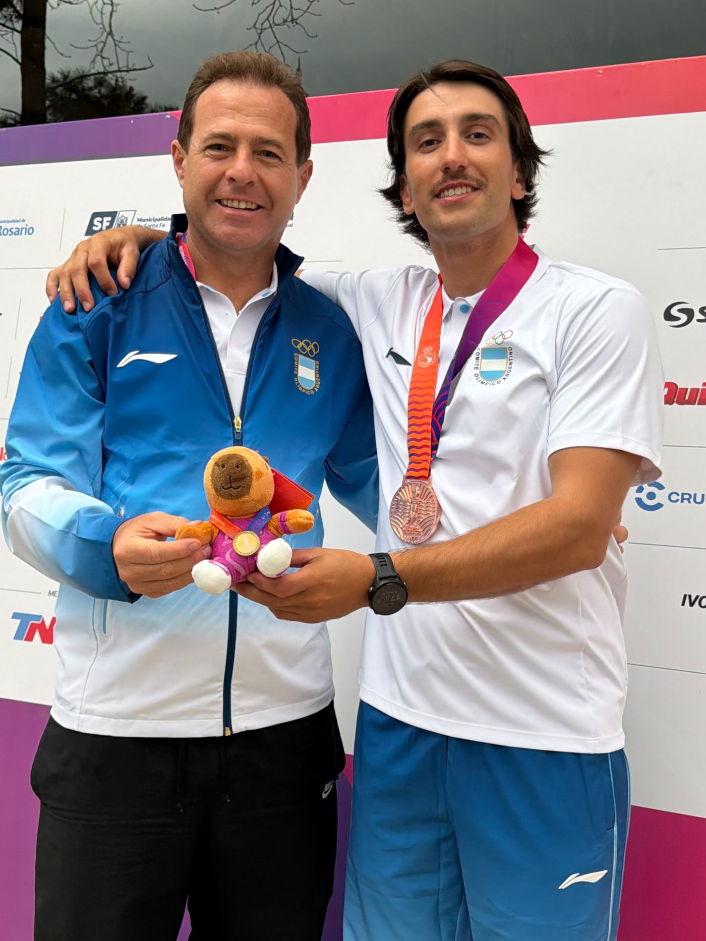 Pancho Guaragna muestra su medalla de bronce junto al Dr. José Arrieta.