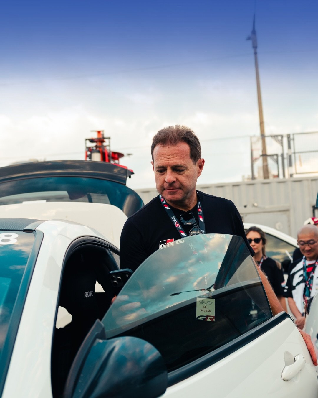 El Dr. José Arrieta junto a un auto de rally del equipo GR Toyota Gazoo Racing.