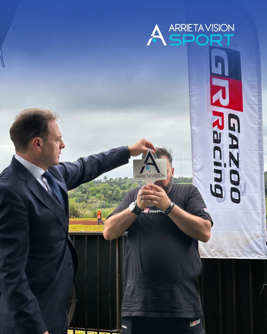 El Dr. José Arrieta recibe un reconocimiento del equipo GR Toyota Gazoo Racing.