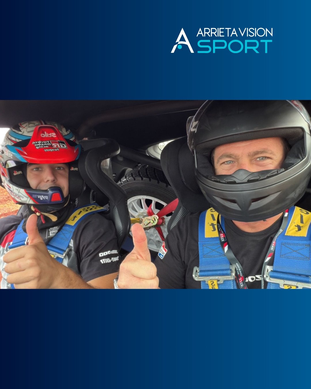 El Dr. José Arrieta con casco, a bordo de un auto de rally.