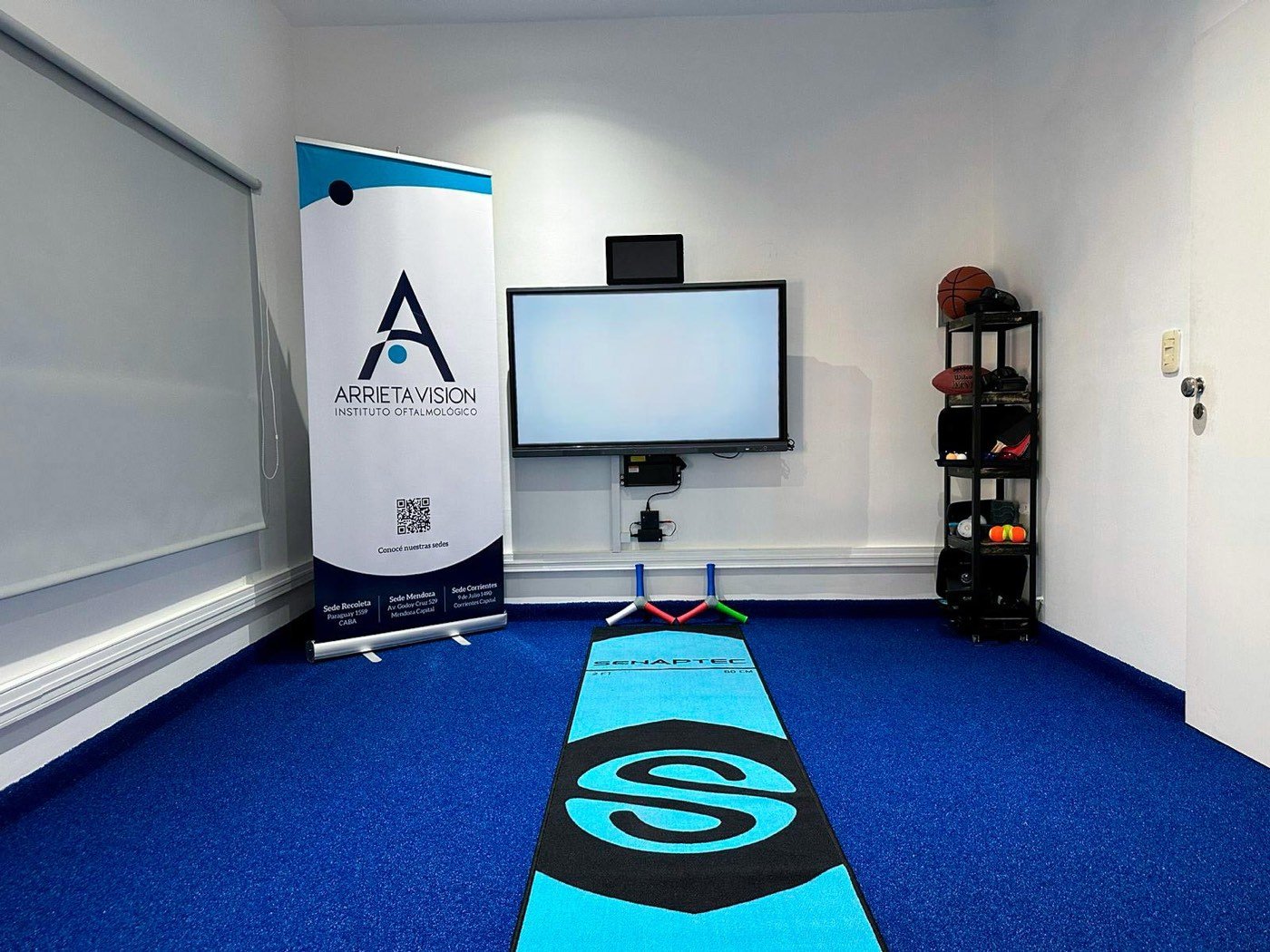 Sala de entrenamiento de Arrieta Vision Sport: tapete Senaptec, pantalla de trabajo y material deportivo.