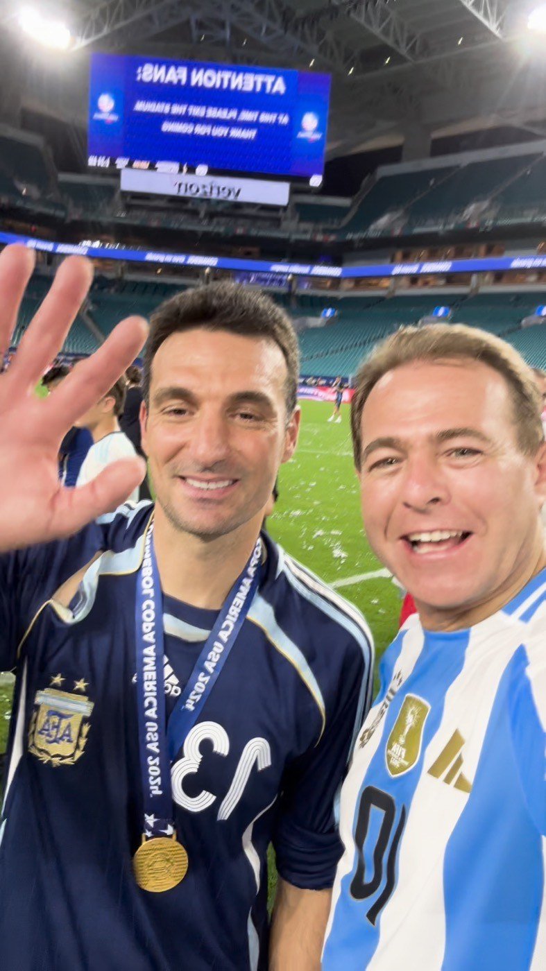 El Dr. José Arrieta junto a Lionel Scaloni en el campo de juego.