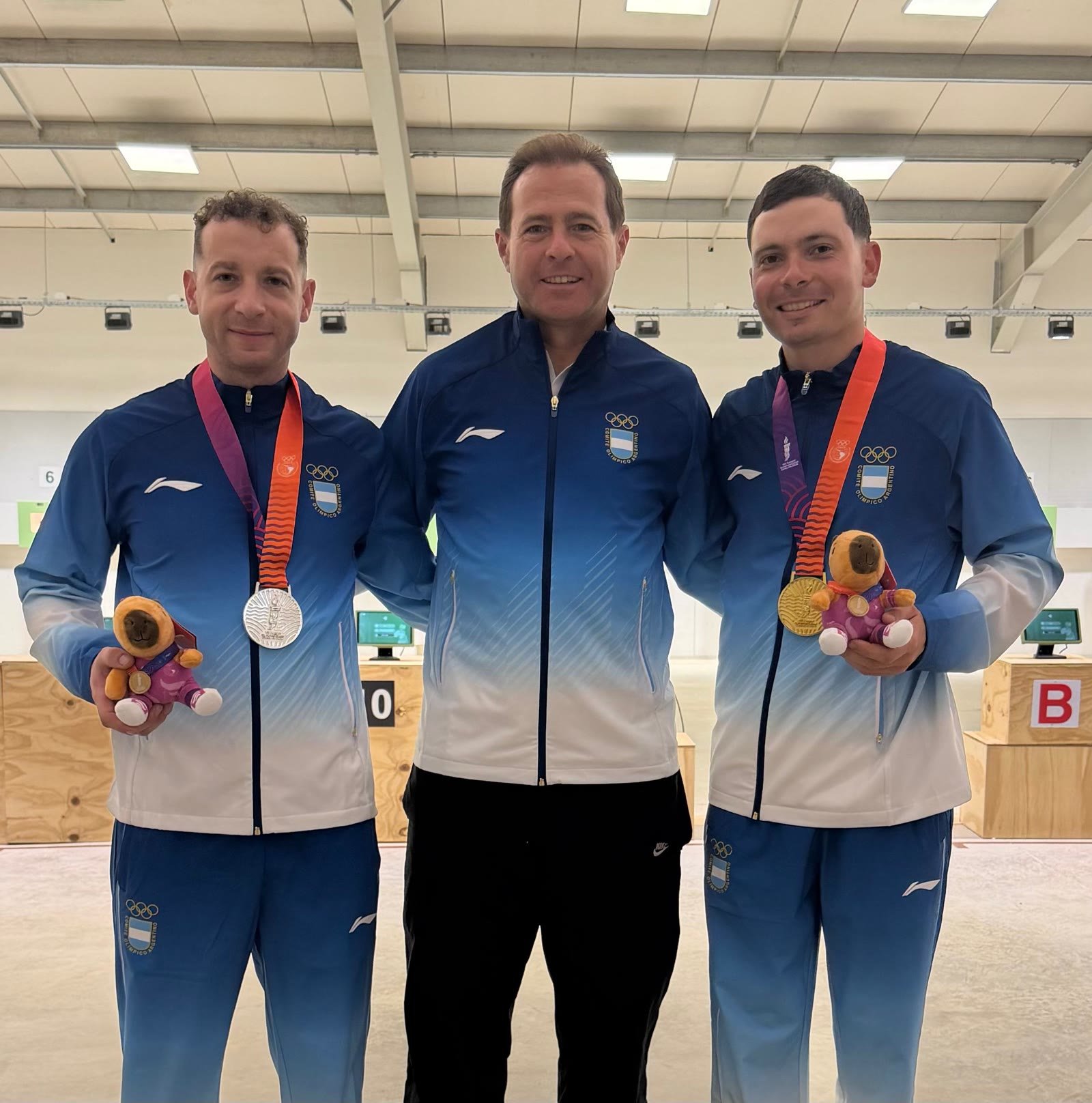 Marcelo Zoccali Albizu con la medalla de plata, el Dr. José Arrieta y Alexis Eberhardt con la medalla de oro, en el Centro Internacional de Tiro.