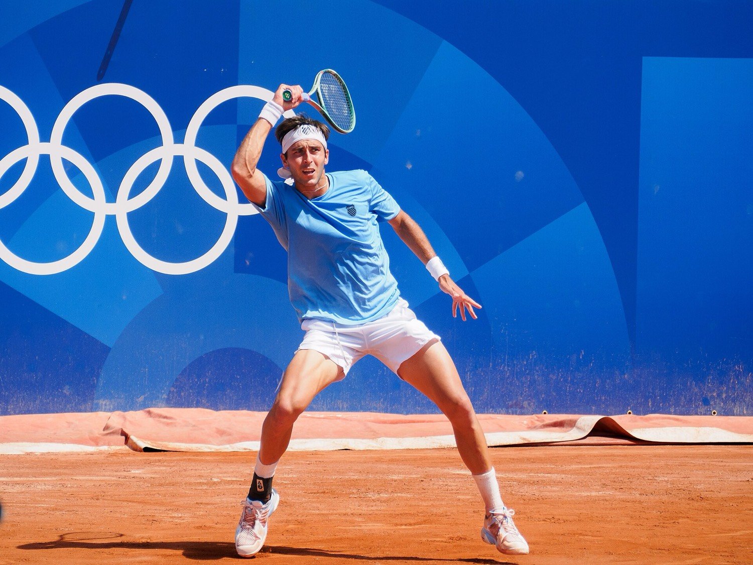 Tomás Etcheverry devolviendo de derecha en los Juegos Olímpicos de París 2024.