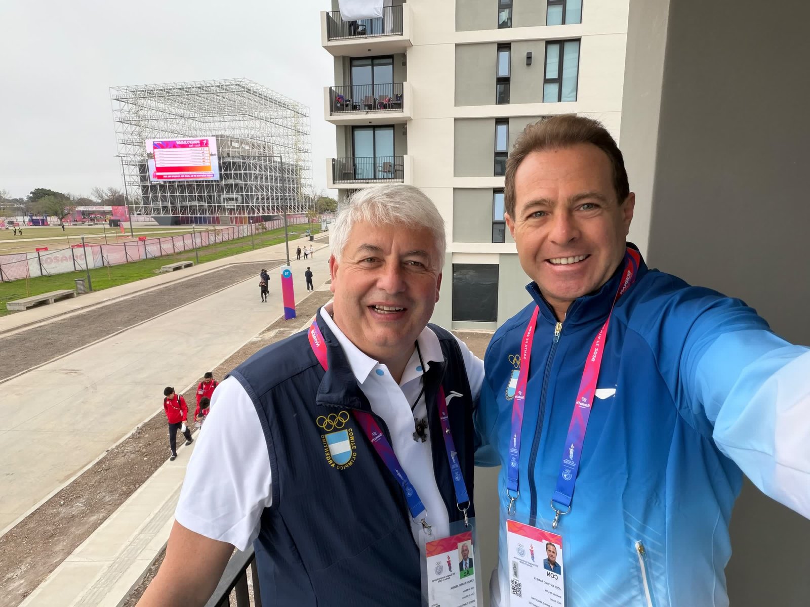El Dr. José Arrieta junto a Carlos Gabriel Ferrea, jefe de misión, en la Villa Suramericana de Rosario.