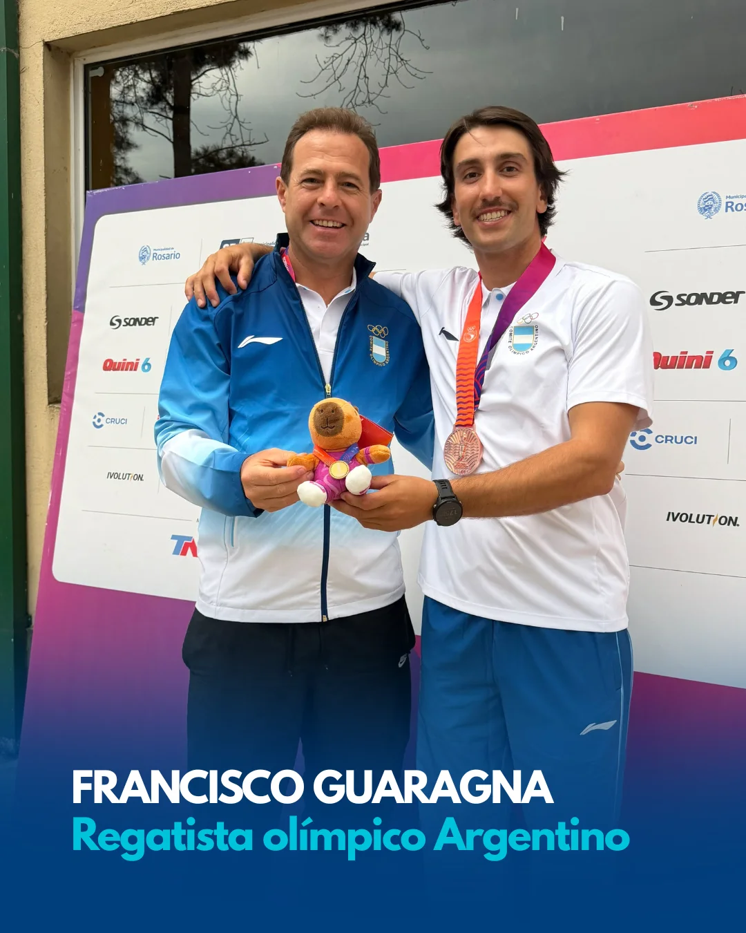 El Dr. José Arrieta junto al regatista olímpico Francisco Guaragna, con su medalla de bronce.