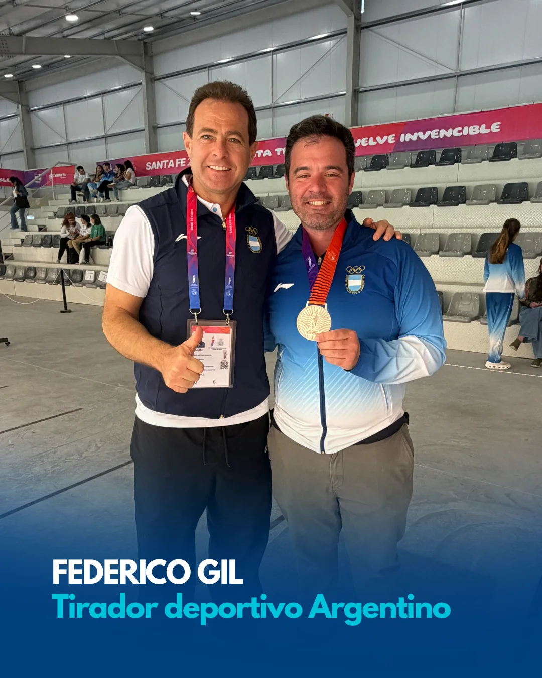 El Dr. José Arrieta junto al tirador deportivo Federico Gil, con su medalla.