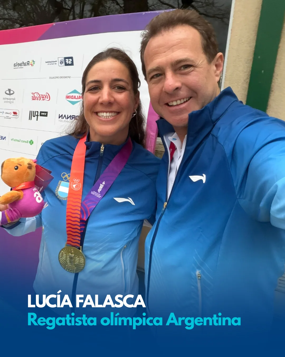 El Dr. José Arrieta junto a la regatista olímpica Lucía Falasca, con su medalla de oro.