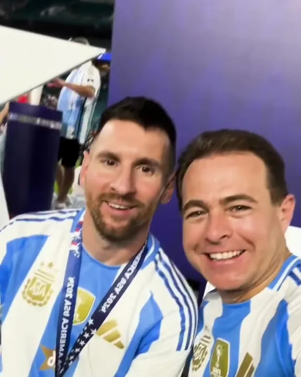 El Dr. José Arrieta junto a Lionel Messi en el campo de juego tras la final de la Copa América 2024.
