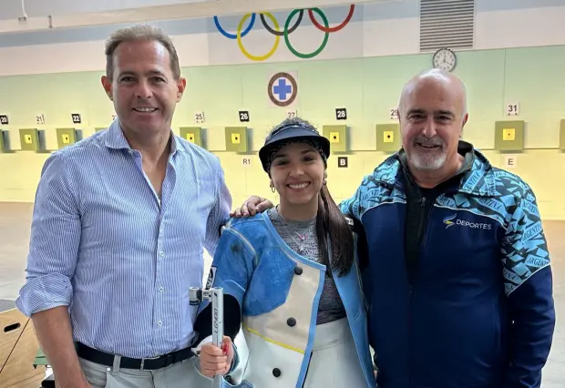 El Dr. José Arrieta junto a Fernanda Russo en el polígono de tiro.