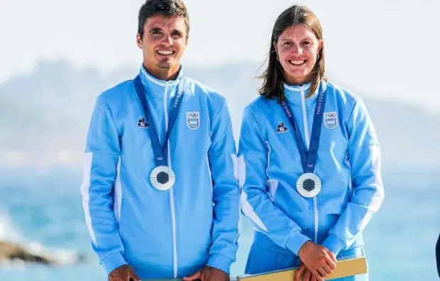 Mateo Majdalani y Eugenia Bosco con la medalla de plata.