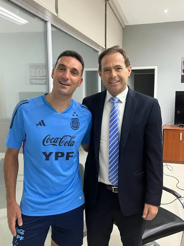 El Dr. José Arrieta junto a Lionel Scaloni en la clínica.