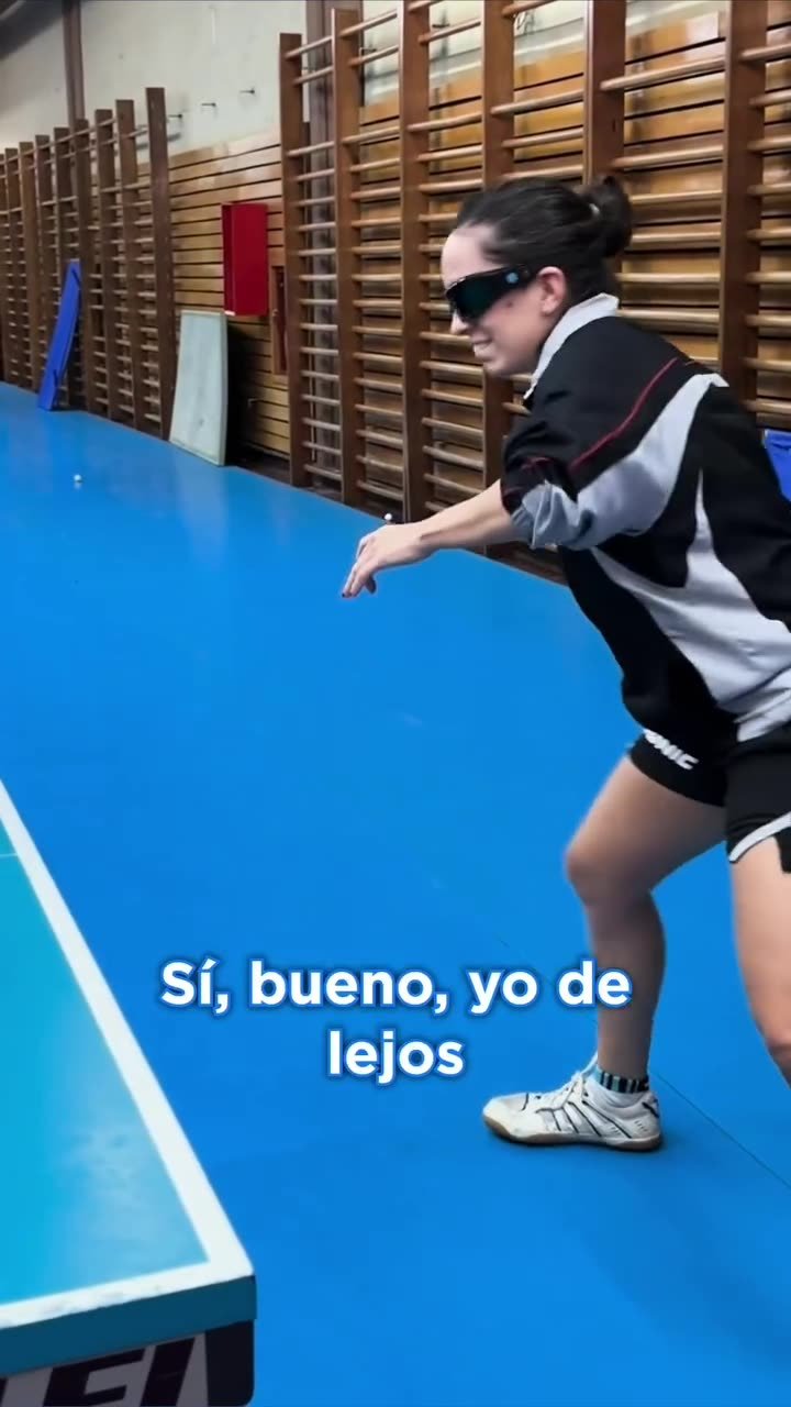 Ana Codina entrenando con gafas estroboscópicas.