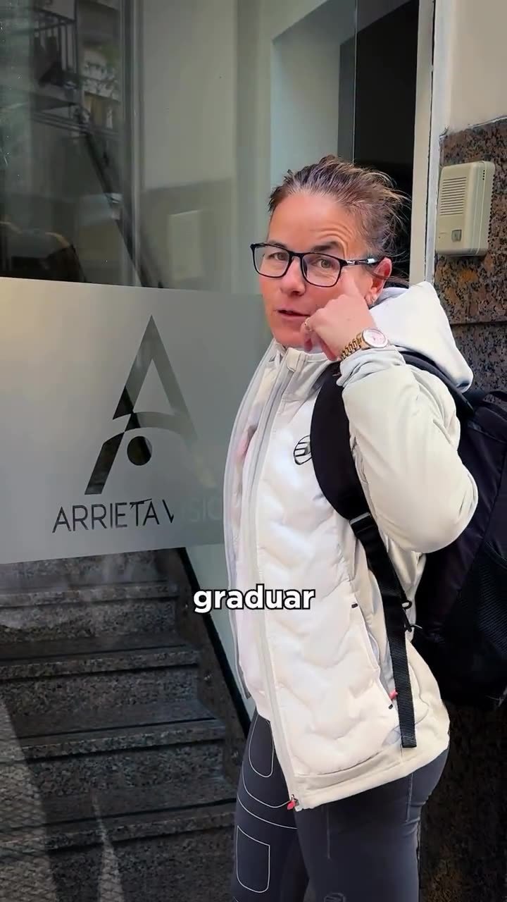 Cata Tenorio junto al Dr. José Arrieta en la clínica.