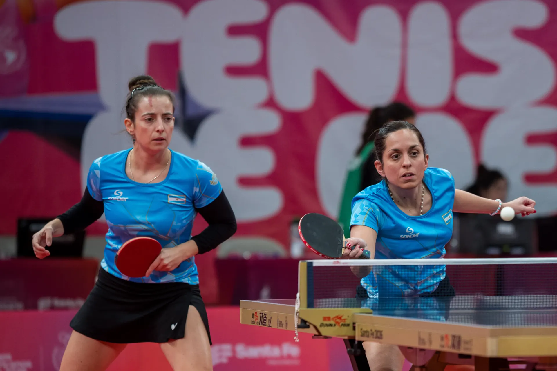 Camila Argüelles y Ana Codina durante el dobles femenino de tenis de mesa en Santa Fe 2026.