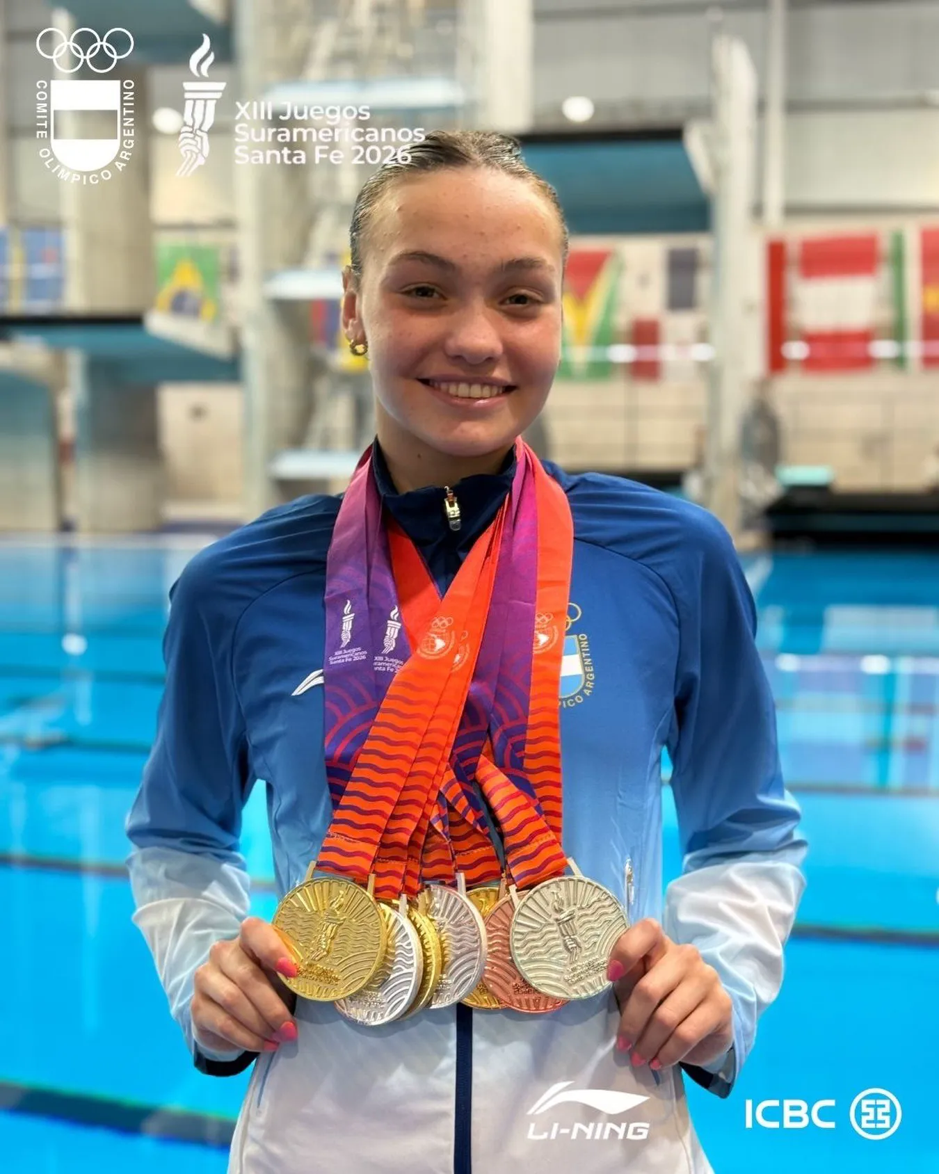 Cecilia Dieleke con sus siete medallas de Santa Fe 2026, junto a la pileta del natatorio.