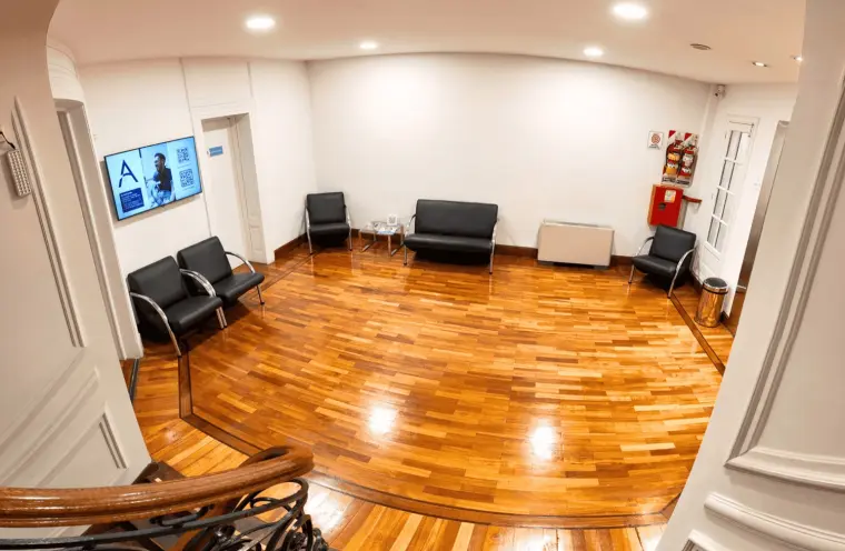 Sala de espera de la sede de Recoleta.