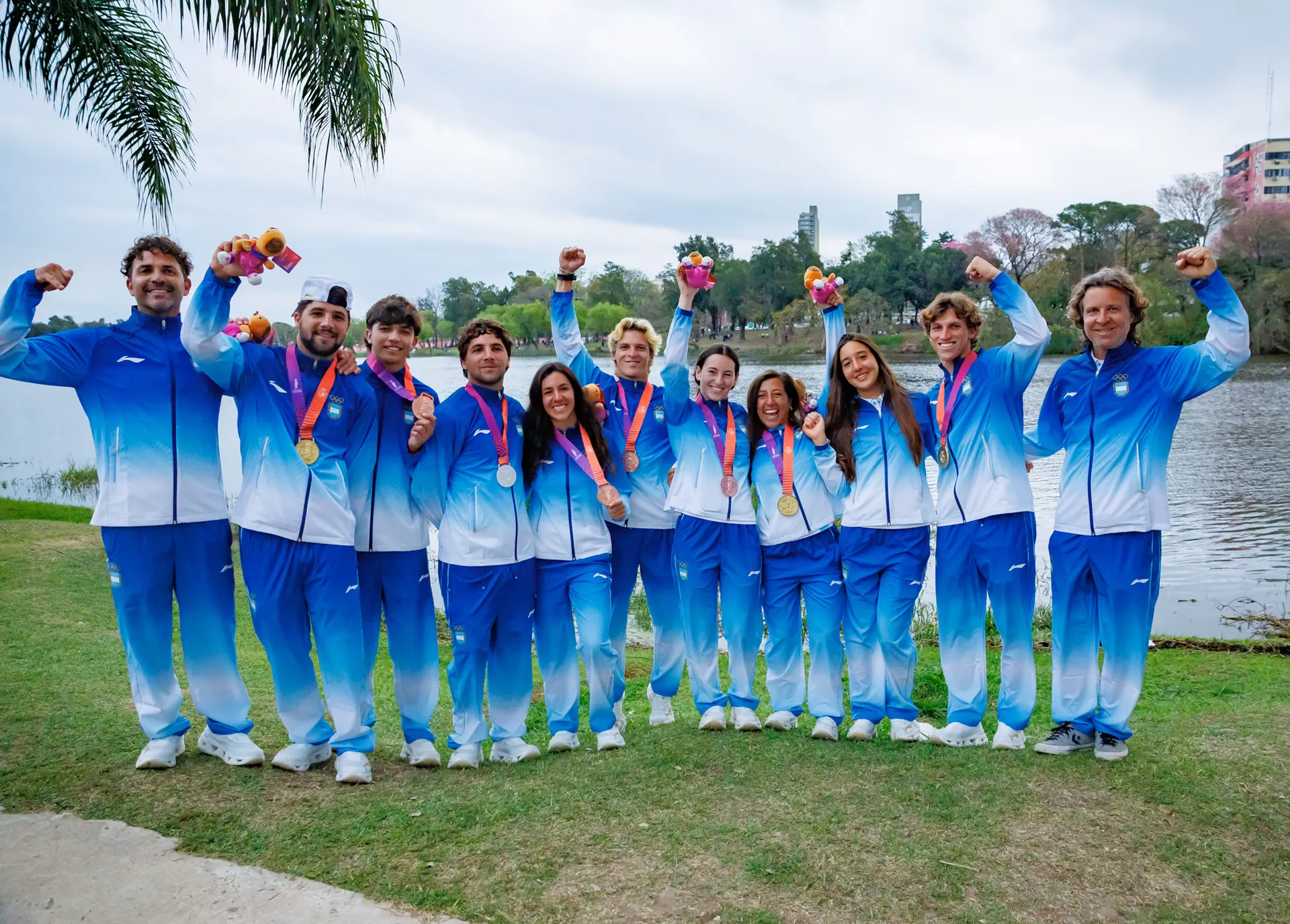 El equipo argentino de esquí náutico y wakeboard con sus medallas en Santa Fe 2026.