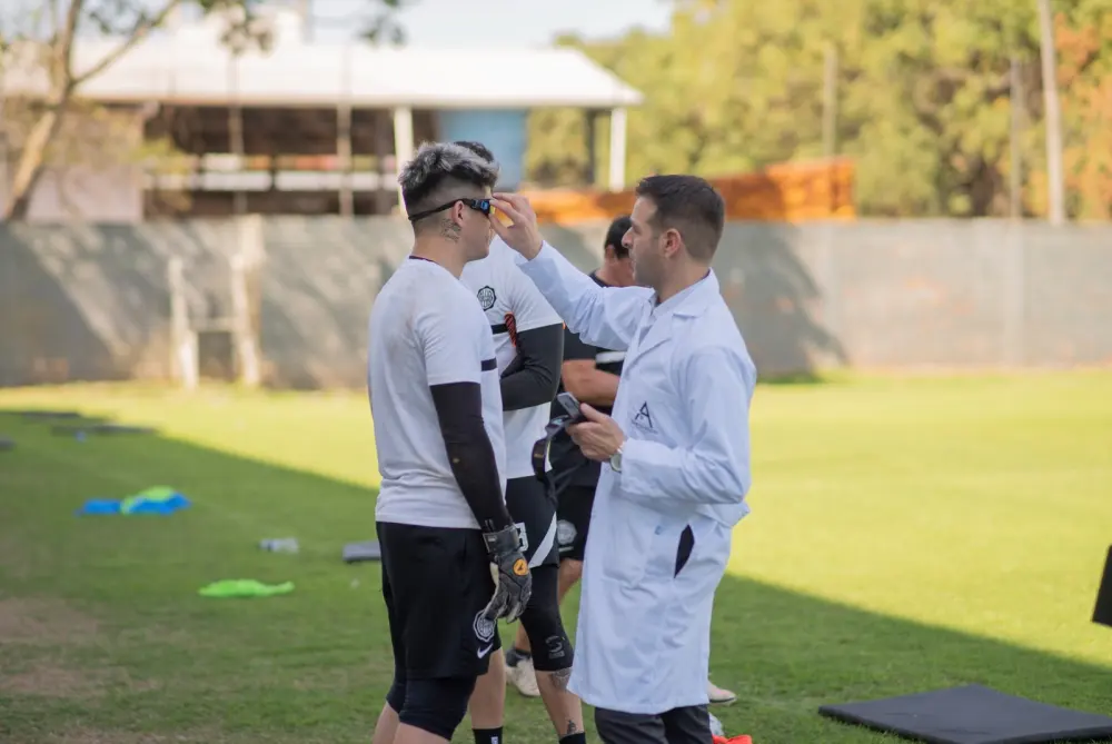 Colocación de gafas estroboscópicas a futbolistas en el campo de entrenamiento.