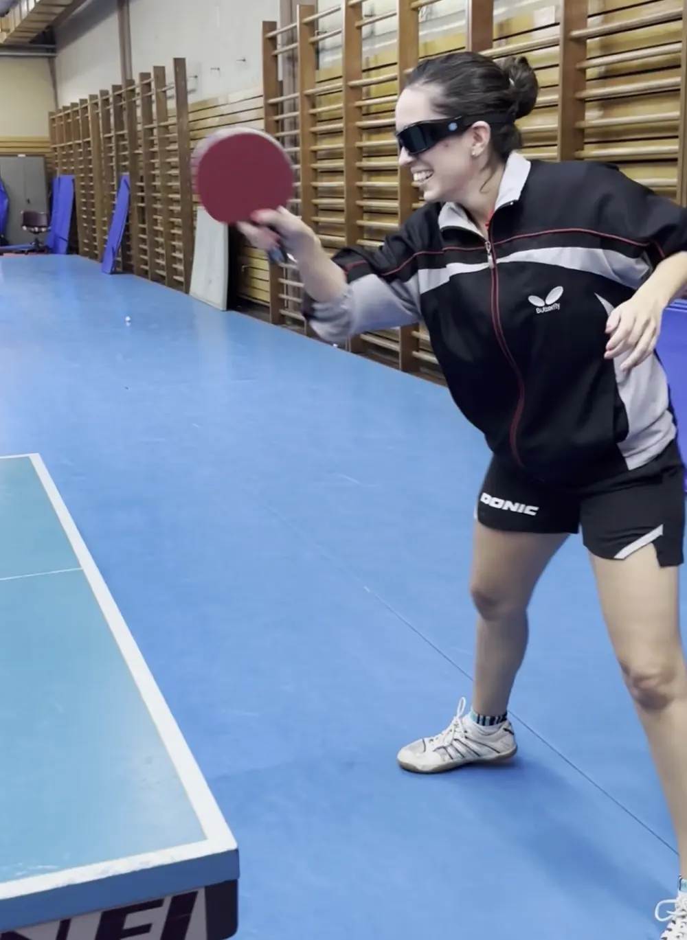 Una jugadora de tenis de mesa entrenando con gafas estroboscópicas.