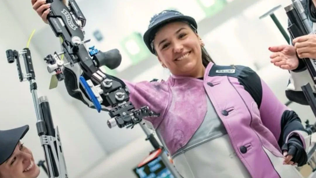 Fernanda Russo sonríe con su rifle tras la final de Santa Fe 2026.