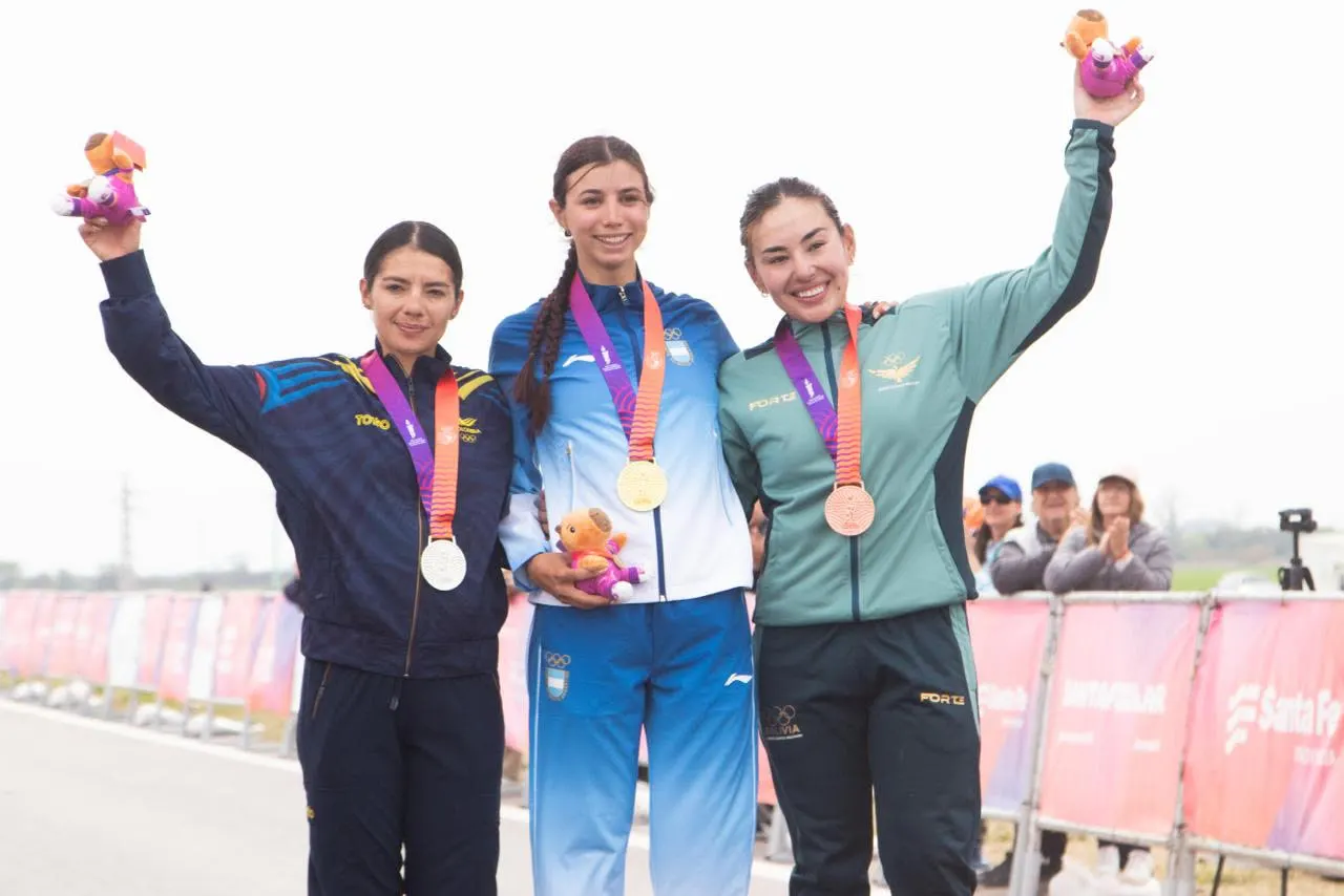 Julieta Benedetti en lo más alto del podio de la prueba de ruta femenina, Santa Fe 2026.