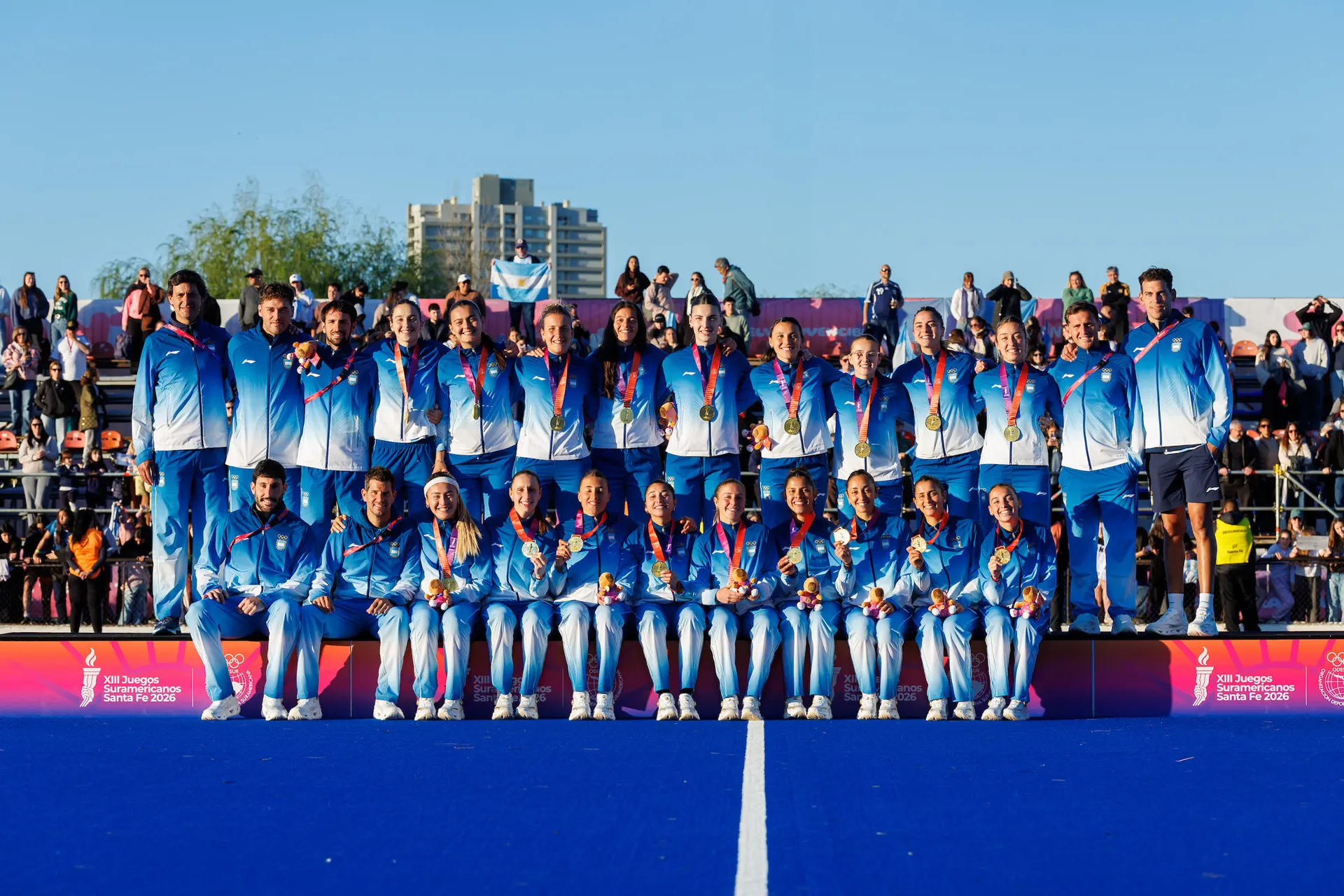Las Leonas en el podio con la medalla de oro de los Juegos Suramericanos Santa Fe 2026.