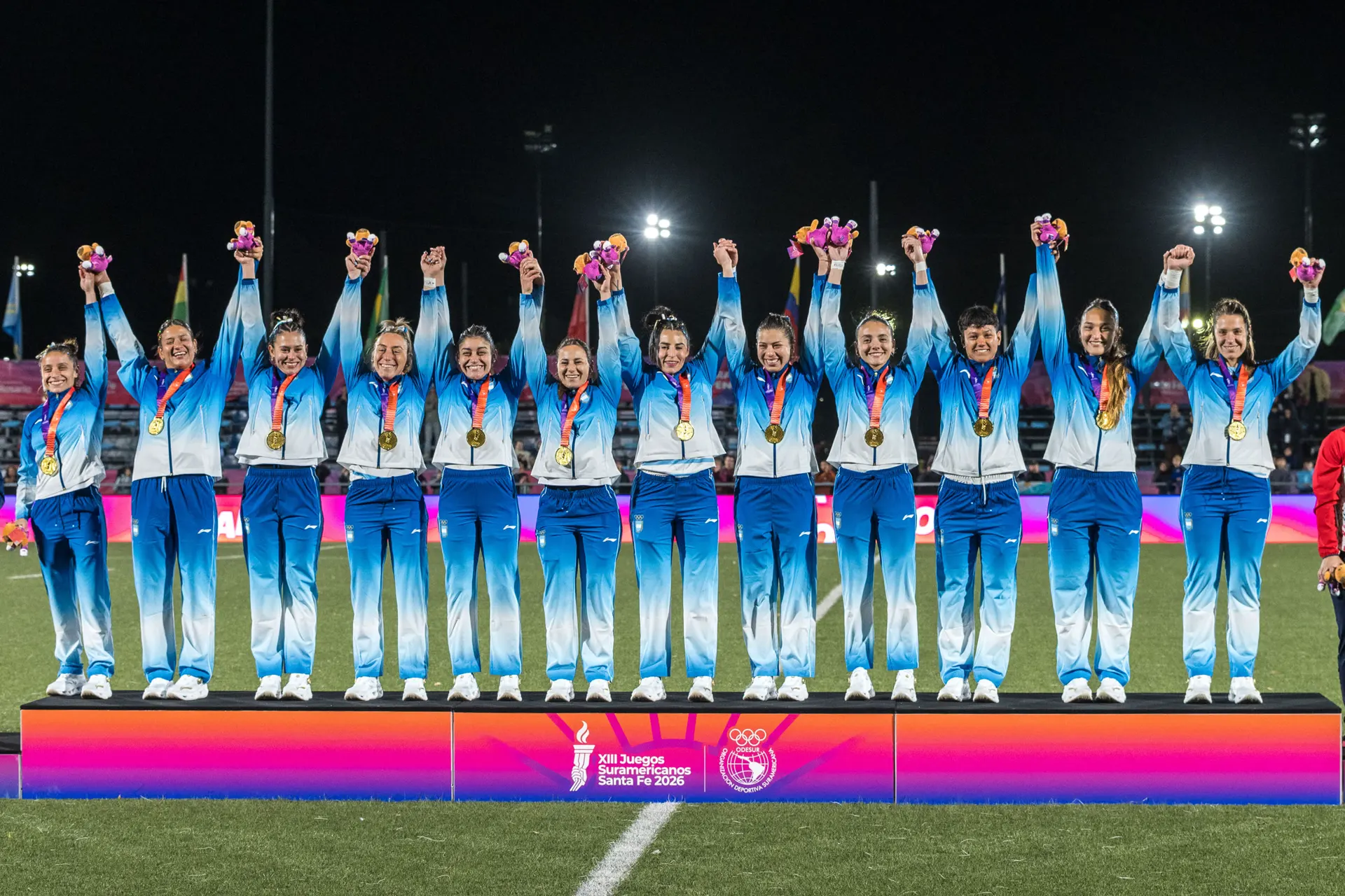 El seven argentino festeja en el podio con la medalla de oro en Santa Fe 2026.