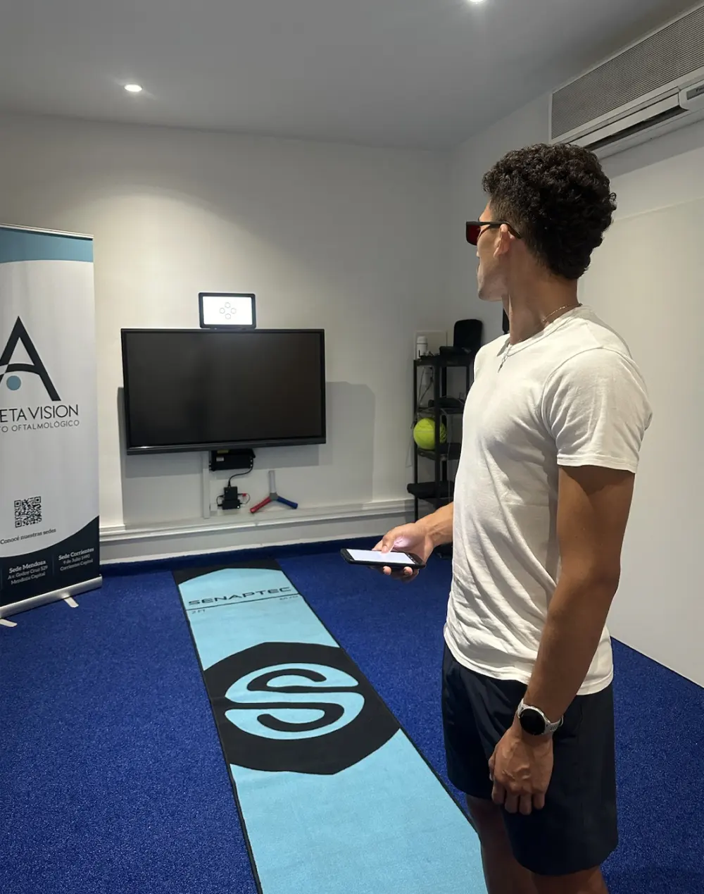 Un deportista trabajando sobre el tapete de la estación sensorial Senaptec.