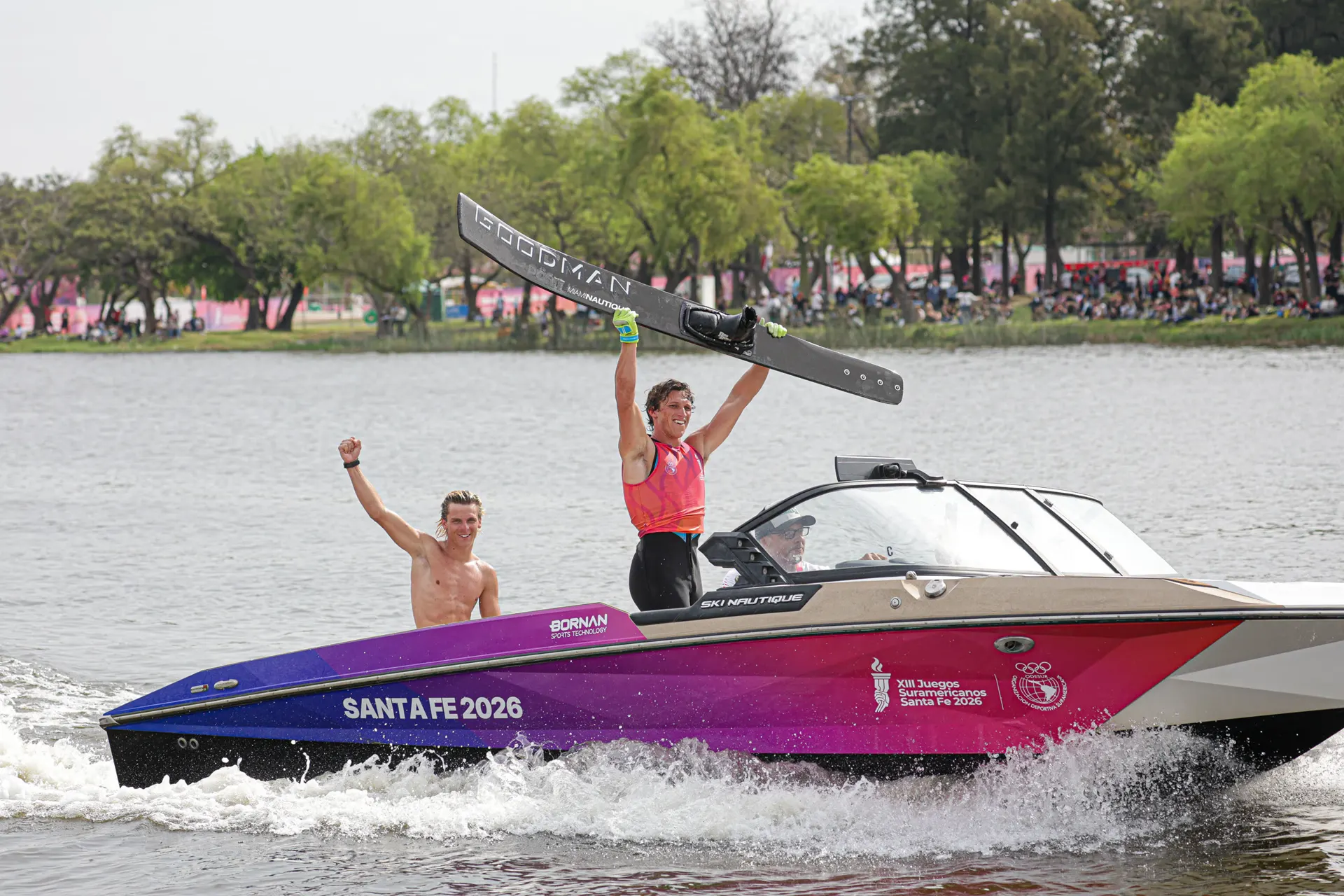 Tobías Giorgis levanta el esquí tras el salto que le dio el oro en Lago Sur, Santa Fe 2026.