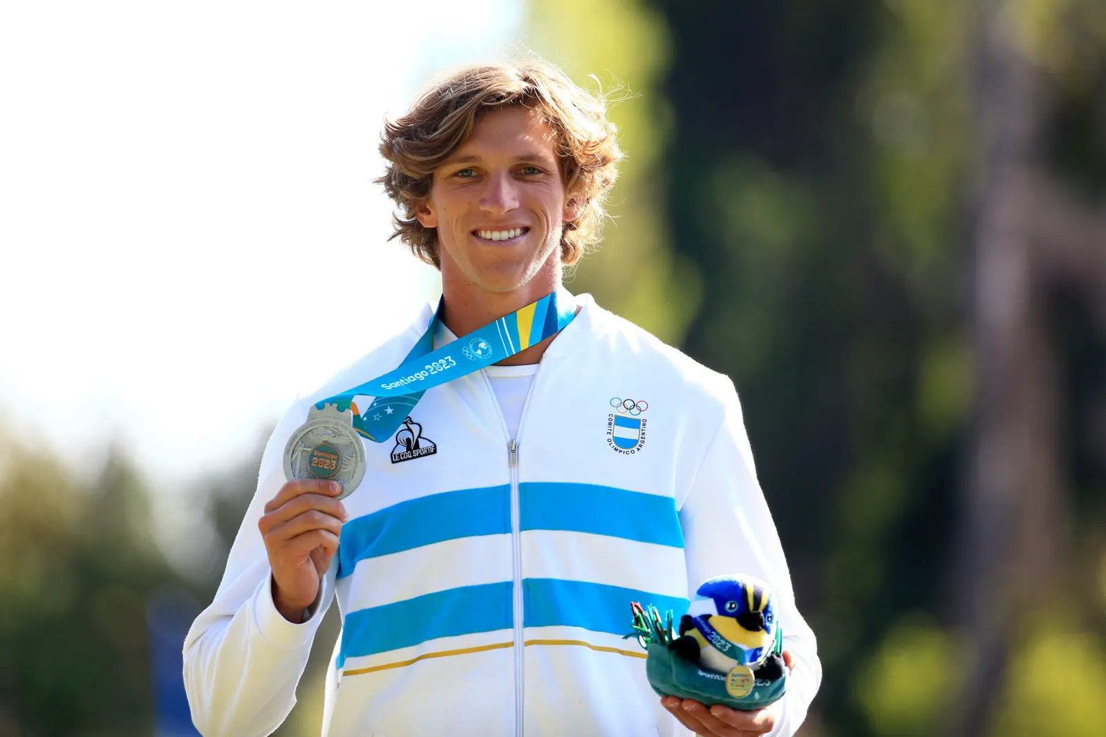 Tobías Giorgis con la medalla de plata del overall en los Juegos Panamericanos de Santiago 2023.